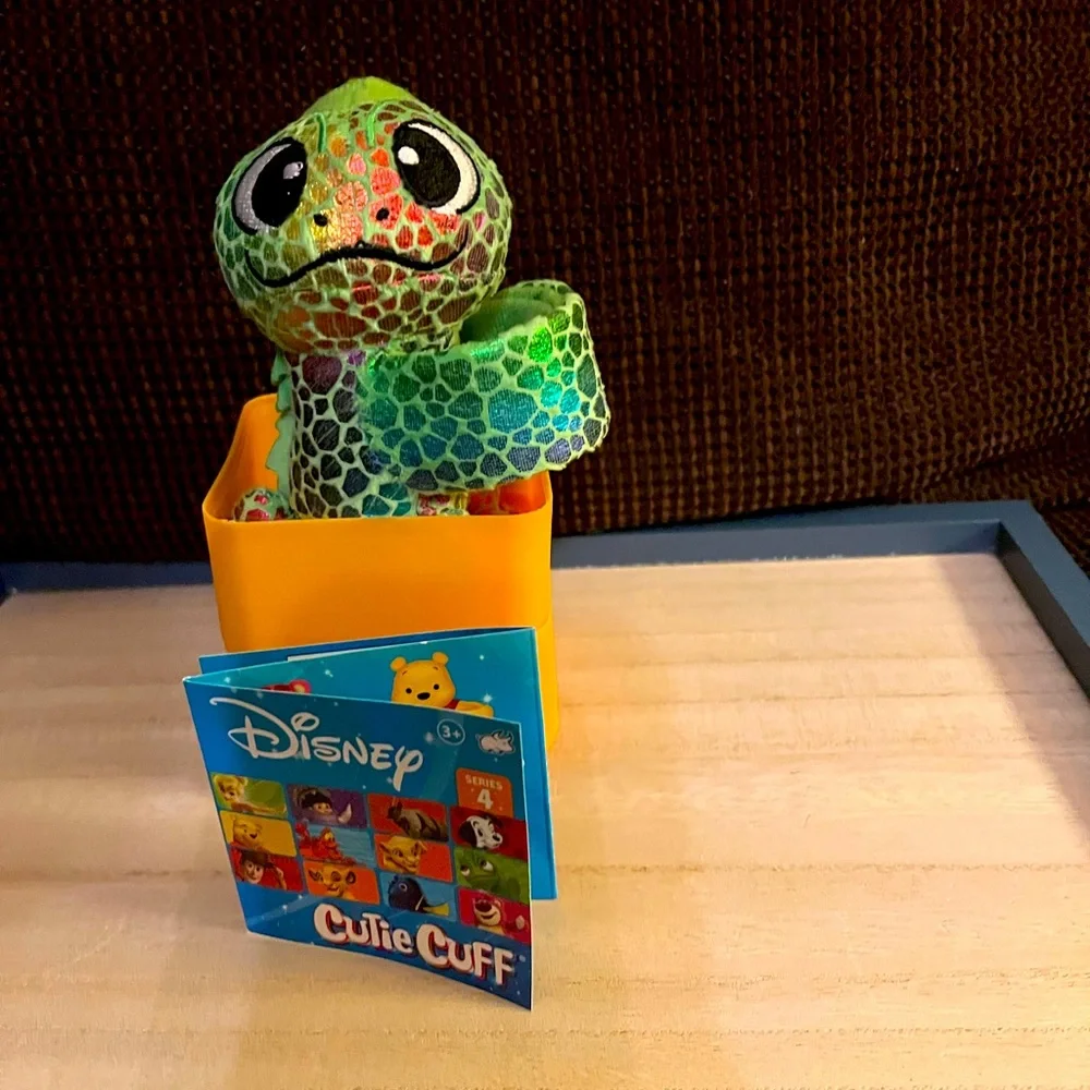Disney Cutie Cuff - Series 4 Pascal - Picture 2 of 2